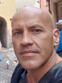 Tibor, 48 �ves t�rskeres� f�rfi, Budapest