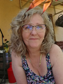 Betti, 52 �ves t�rskeres� n�, T�pi�szele