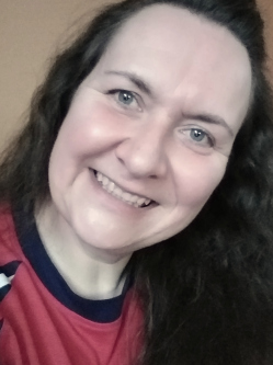 Adrienn, 43 �ves t�rskeres� n�, Tata