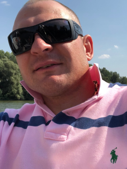 L�szl�, 46 �ves t�rskeres� f�rfi, Berkshire
