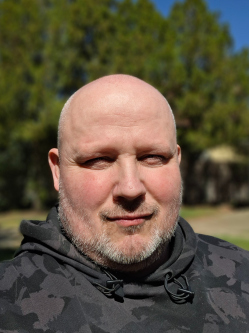 Karesz, 51 �ves t�rskeres� f�rfi, Hal�sztelek