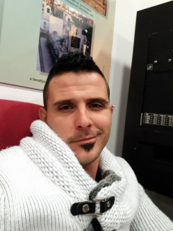 Misu, 38 �ves t�rskeres� f�rfi, Mikep�rcs