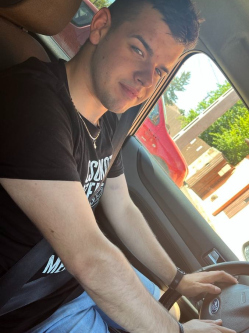 Bence, 22 �ves t�rskeres� f�rfi, Em�d