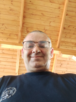 Zoli, 46 �ves t�rskeres� f�rfi, L�b�ny