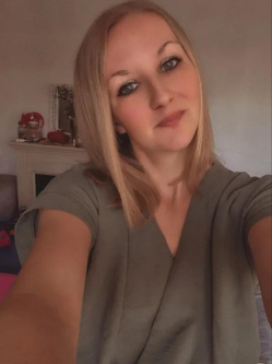 J�lia, 25 �ves t�rskeres� n�, Zalaegerszeg