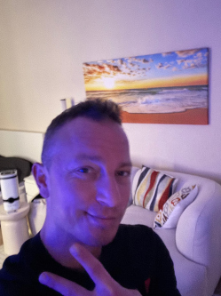 Rich�rd, 40 �ves t�rskeres� f�rfi, Budapest