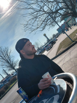 J�zsef, 26 �ves t�rskeres� f�rfi, Fegyvernek