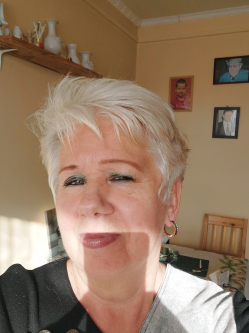 Marika, 65 �ves t�rskeres� n�, Budakal�sz