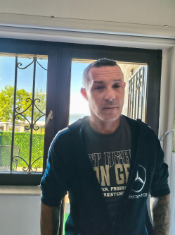 L�szl�, 44 �ves t�rskeres� f�rfi, B�nfa