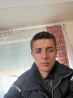J�zsef, 22 �ves t�rskeres� f�rfi, Gyula