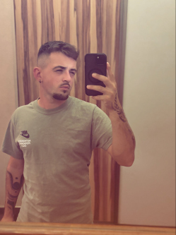 �ron, 23 �ves t�rskeres� f�rfi, Mih�ld