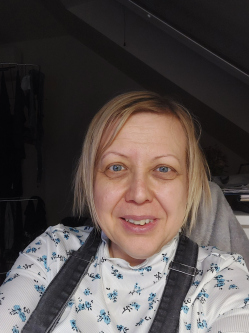 Kl�ri, 52 �ves t�rskeres� n�, Csom�d