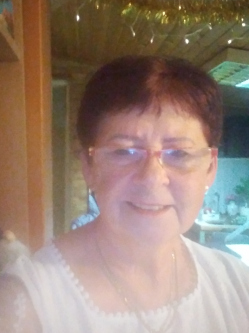 Gabriella, 64 �ves t�rskeres� n�, Moh�cs
