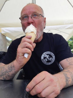 J�zsef, 56 �ves t�rskeres� f�rfi, Szak�ly