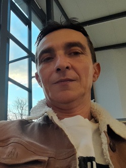 L�szl�, 52 �ves t�rskeres� f�rfi, Karancslapujt�