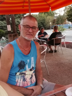 Mih�ly, 64 �ves t�rskeres� f�rfi, M�lyk�t