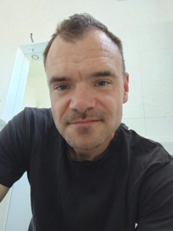 Ervin, 40 �ves t�rskeres� f�rfi, Sopron