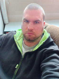 Robi, 35 �ves t�rskeres� f�rfi, Hajd�bagos
