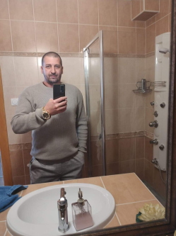 Pali, 40 �ves t�rskeres� f�rfi, Egyek