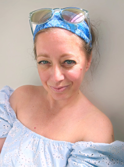 Nikol, 43 �ves t�rskeres� n�, S�rv�r