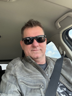 Tomi, 55 �ves t�rskeres� f�rfi, �ll�