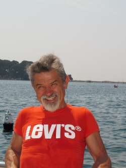 P�ter, 68 �ves t�rskeres� f�rfi, Tata
