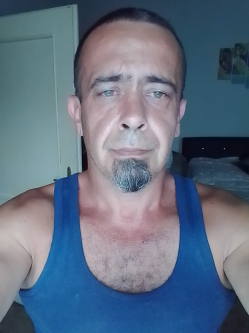 P�l, 48 �ves t�rskeres� f�rfi, Saj�n�meti