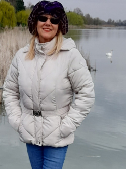 Viki, 56 �ves t�rskeres� n�, Mak�d