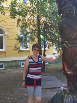 Gy�ngyi, 60 �ves t�rskeres� n�, Gy�k�nyes