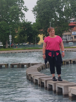 Edina, 43 �ves t�rskeres� n�, Hajd�s�mson