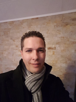R�bert, 44 �ves t�rskeres� f�rfi, Gy�ngy�s