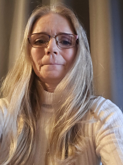 Andrea, 54 �ves t�rskeres� n�, Letk�s