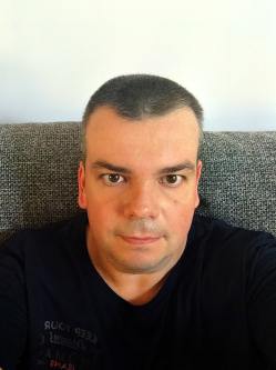 Robi, 41 �ves t�rskeres� f�rfi, Duna�jv�ros