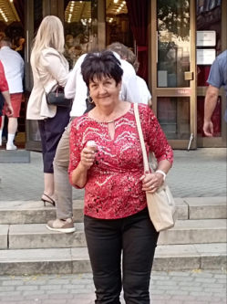 M�ria, 67 �ves t�rskeres� n�, L�rinci