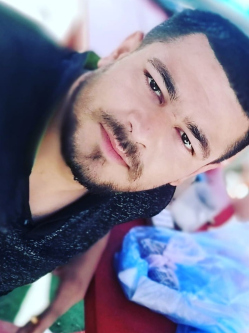 Sandor, 29 �ves t�rskeres� f�rfi, Ny�l