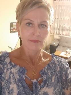 Zsuzsanna, 49 �ves t�rskeres� n�, Bakonyn�na