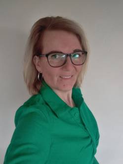 Erzs�, 53 �ves t�rskeres� n�, Ny�regyh�za