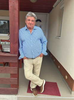 Imre, 69 �ves t�rskeres� f�rfi, Monor