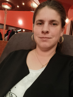 Violetta, 33 �ves t�rskeres� n�, M�rahalom