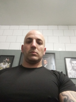 Miki, 37 �ves t�rskeres� f�rfi, Aba