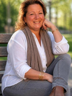 Timea, 50 �ves t�rskeres� n�, Szentes