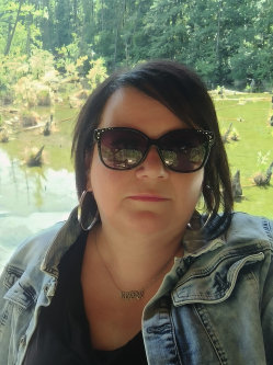 M�rti, 44 �ves t�rskeres� n�, Tatab�nya