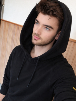 D�vid, 23 �ves t�rskeres� f�rfi, Szob