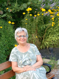 Gy�ngyike, 68 �ves t�rskeres� n�, Gy�ngy�s