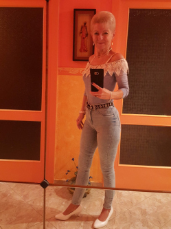�vi, 61 �ves t�rskeres� n�, Debrecen