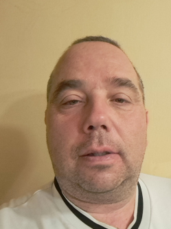Zoli, 48 �ves t�rskeres� f�rfi, Asz�d