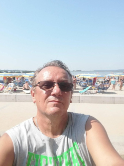 Sanyi, 66 �ves t�rskeres� f�rfi, Ag�rd