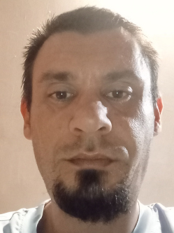 L�szl�, 39 �ves t�rskeres� f�rfi, Cserk�t