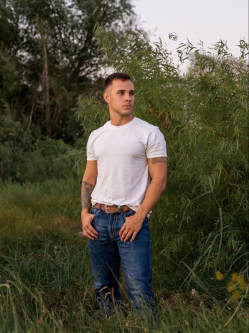 Ferenc, 32 �ves t�rskeres� f�rfi, Bonyh�d