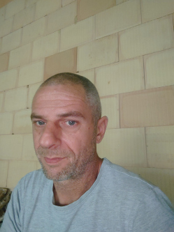 Zoli, 45 �ves t�rskeres� f�rfi, Bagditanya